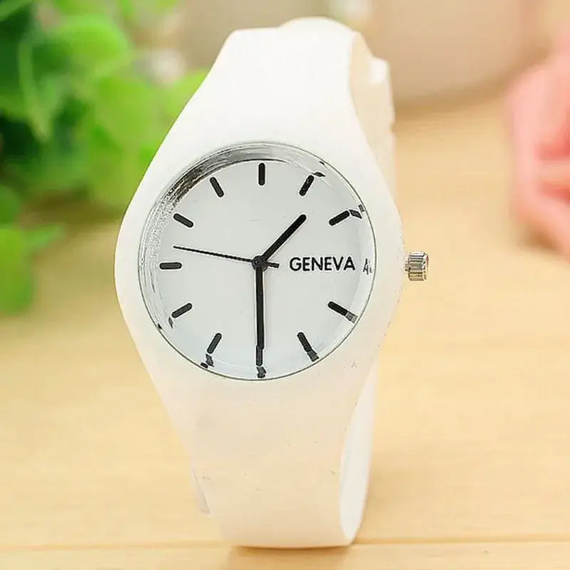 Montre à quartz Genève en silicone pour femmes, style décontracté, avec bracelet en silicone blanc et cadran blanc minimaliste comportant des marqueurs des heures noirs.