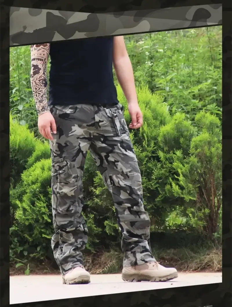 Herren-Tactical-Cargo-Hosen aus Baumwolle mit Camo-Jogger-Optik in Grau und Schwarz mit Tarnmuster, ausgelegt mit mehreren Taschen für Funktionalität und Langlebigkeit.