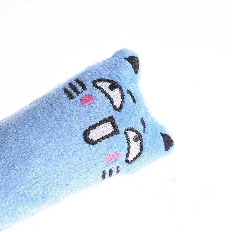 メインランド中国で製造された淡い青色のぬいぐるみ猫ニップのおもちゃで、刺繍の黒い目、ピンクのほほ、縫い付けられたひげを備えた、インタラクティブな子猫の噛むぬいぐるみのタイプ。