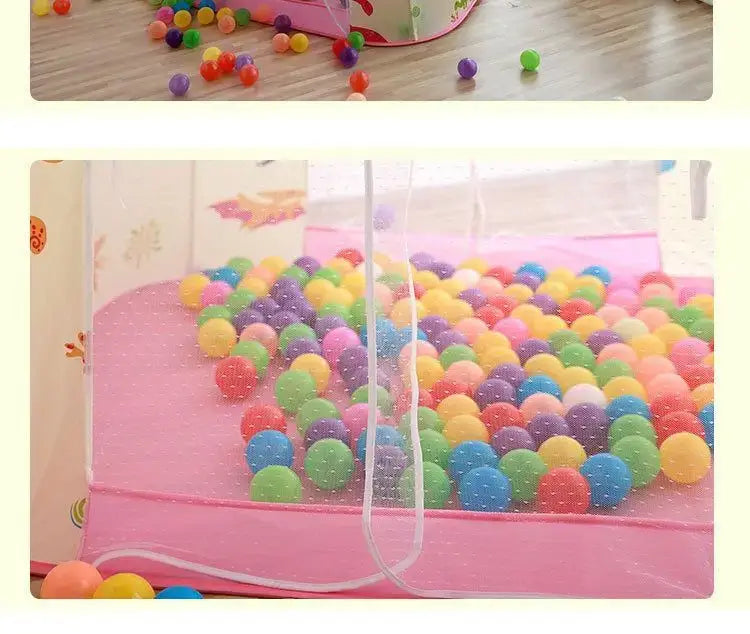 Un ensemble dynamique de balles en plastique multicolores remplit une tente de jeu pour enfants dinosaures rose pliable, fabriquée dans un tissu durable adapté à un usage intérieur et extérieur.