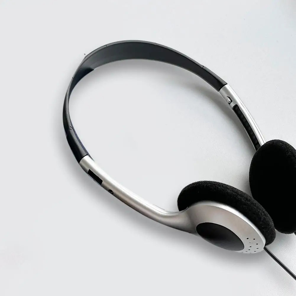 Casque d’écoute supra-auriculaire rétro filaire argent et noir, avec coussinets d’oreille rembourrés pour une écoute confortable.