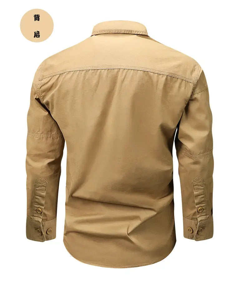 Beiges Langarm-Herren-Workwear-Hemd ohne Falten mit geknöpften Bündchen und verstärkten Schulternähten, entworfen als japanischer Casual-Top.