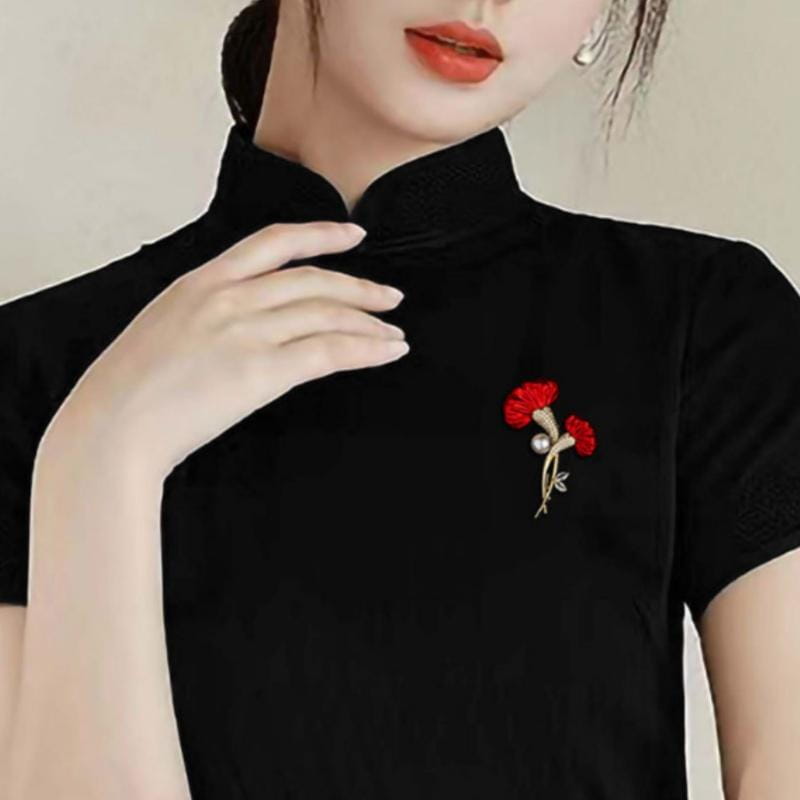 Broche à épingle délicate en perle de cristal en forme de fleur rouge, présentant un motif de œillet de style métal à ton doré avec un accent de perle.