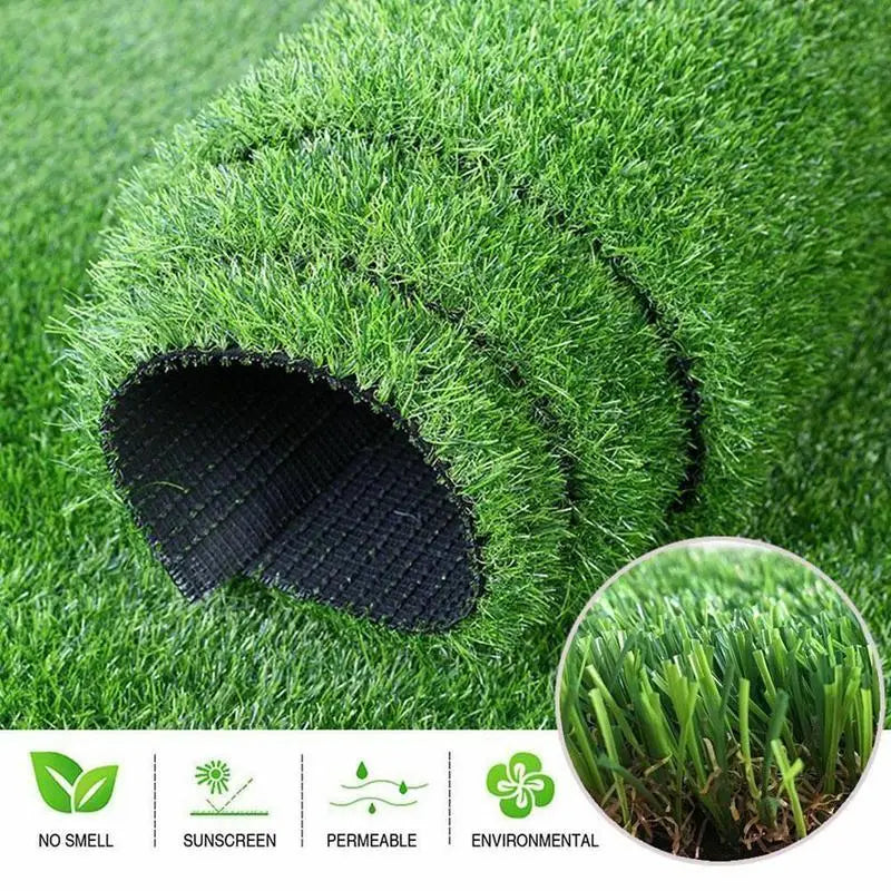 Rollo de césped artificial verde con cuchillas sintéticas densas y respaldo de malla negra para uso interior y exterior