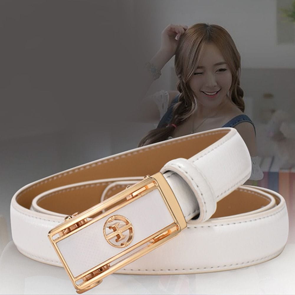 Ceinture à boucle automatique en cuir blanc véritable pour femmes, avec boucle rectangulaire plaquée or présentant un logo en relief.