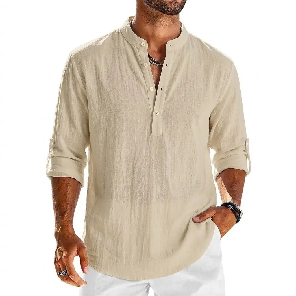Chemise Henley à manches longues en coton et lin beige pour homme, avec col mandarin et manches retroussées.