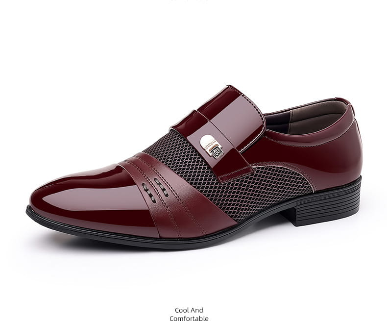 Zapatos de vestir de punta afilada de lujo para hombre en charol burdeos, con paneles de malla negra y diseño tipo mocasín con hebilla plateada.