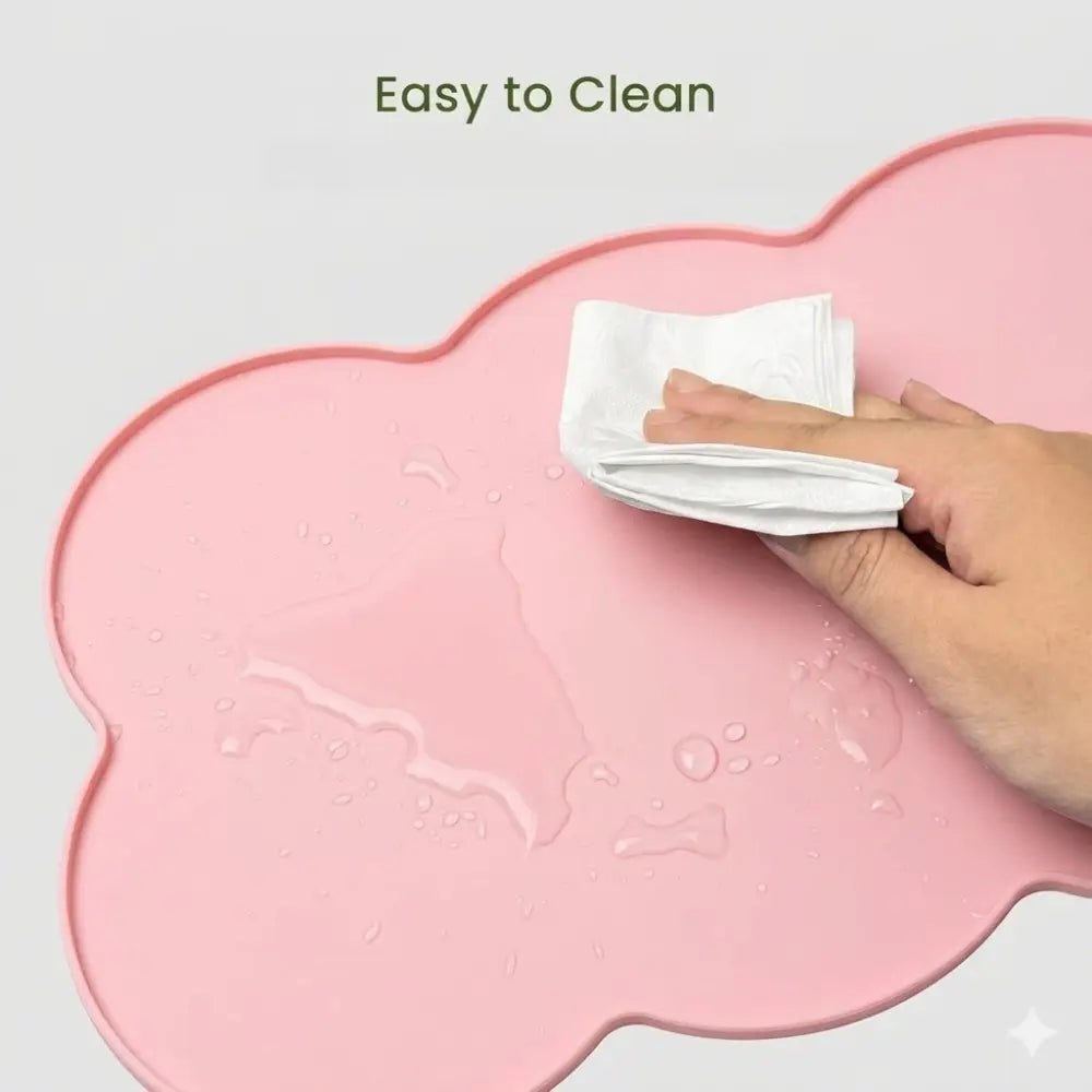 Alfombra de alimentación de silicona con forma de nube color rosa, diseñada para perros y gatos de tamaño pequeño a mediano.