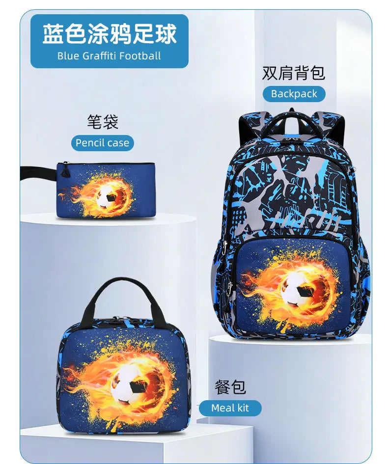 Blaues Jungen-Fußball-Schulrucksack-Set mit 3 Teilen: schwarz-weißes Graffiti-Pattern und zentrales Motiv eines von orangefarbenen Flammen umschlossenen Fußballballs.