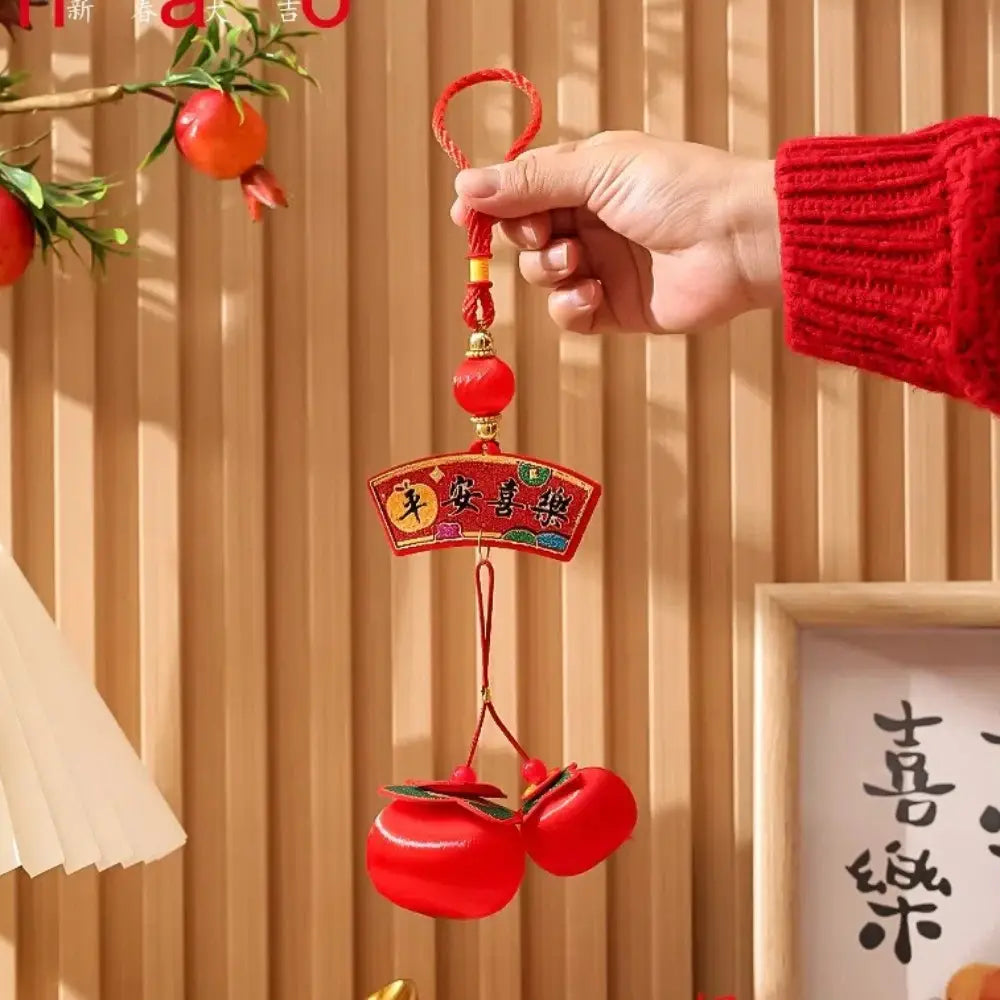 Roter Keramik-Laternenanhänger in Pfirsichform zum Chinesischen Neujahr 2025 mit dekorativem rotem Banner und Quasten.