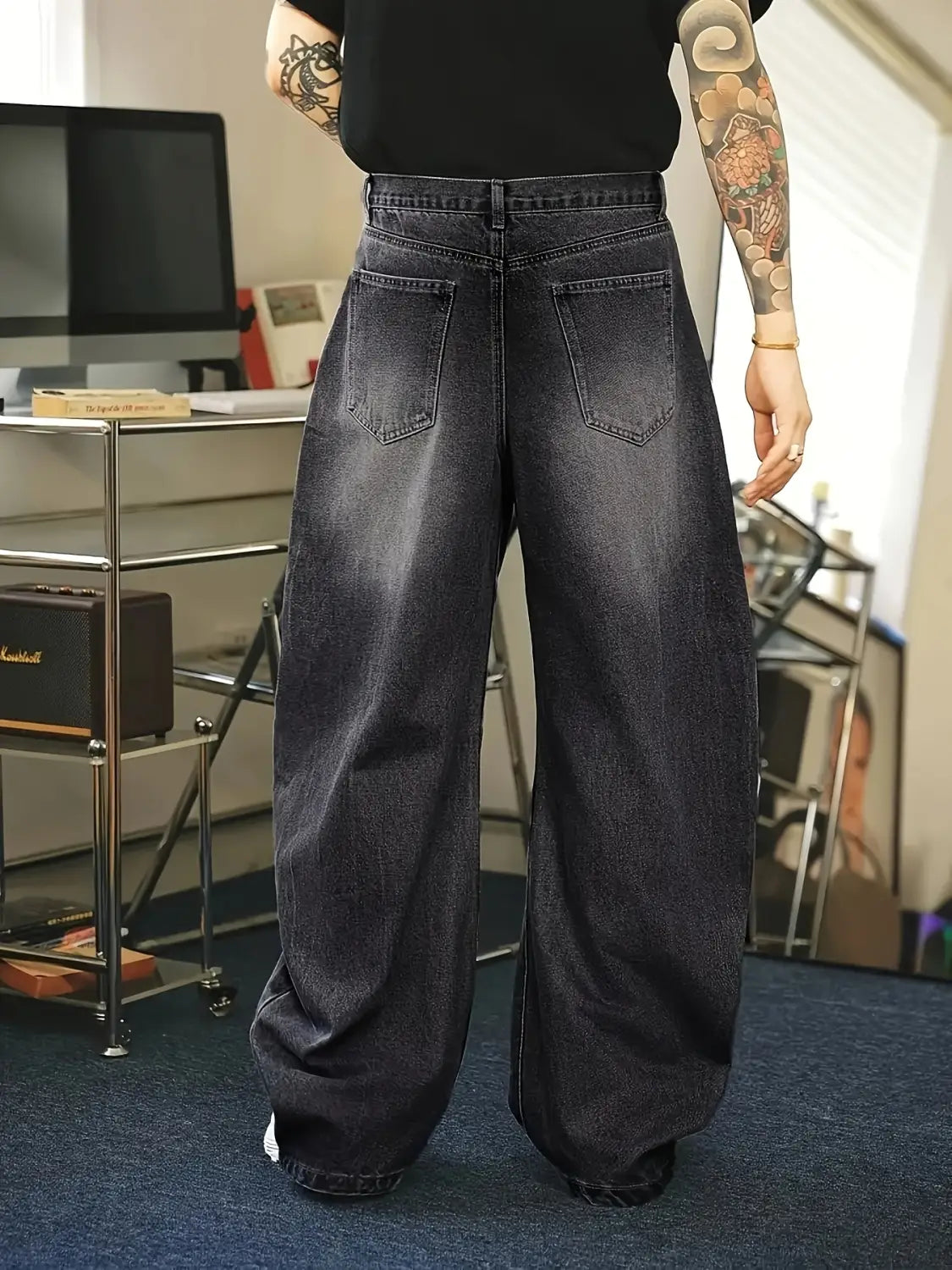 Jeans en denim à jambe large pour hommes en denim au lavage foncé, avec une coupe oversize rétro streetwear ample.