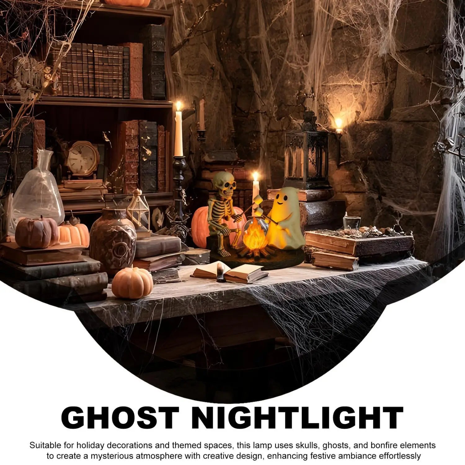 une lanterne de nuit de feu de camp fantomatique avec un fantôme translucide jaune brillant au visage amical et aux bras tendus, à côté d’une figurine de fantôme squelette près d’une citrouille orange, pour la décoration d’Halloween