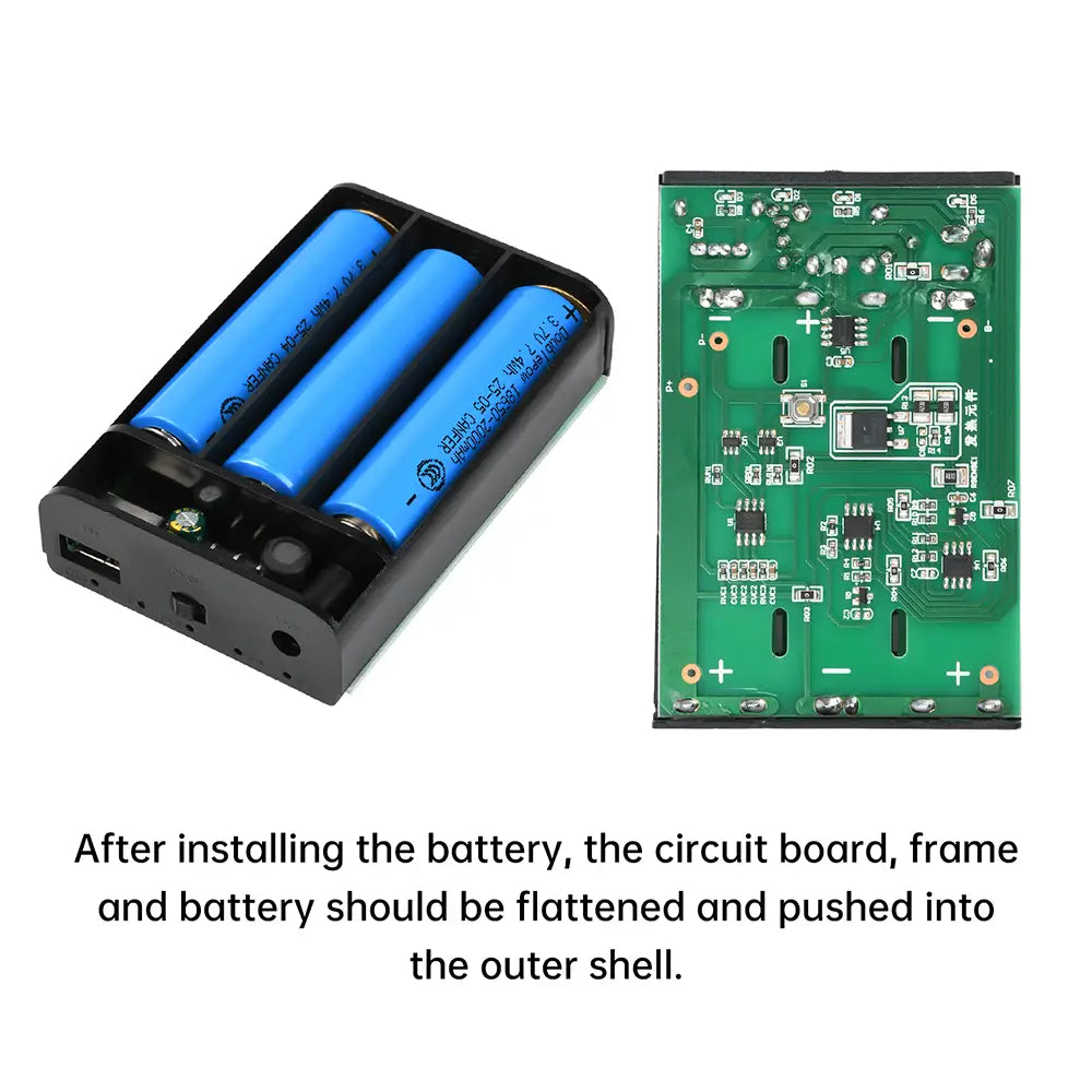 kit de coque en plastique noire pour batterie d’alimentation DIY 18650 avec trois batteries cylindriques bleues insérées et un circuit imprimé vert à côté, montrant des caractéristiques de courant de charge interne.