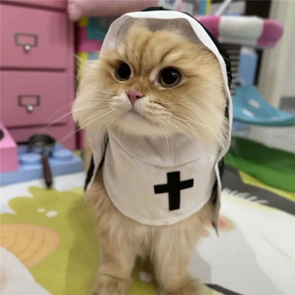 Gato pelirrojo esponjoso que lleva un disfraz de monja para perro-gato mascota con capucha, blanco y negro, hecho de fibra de poliéster, con un emblema de cruz.