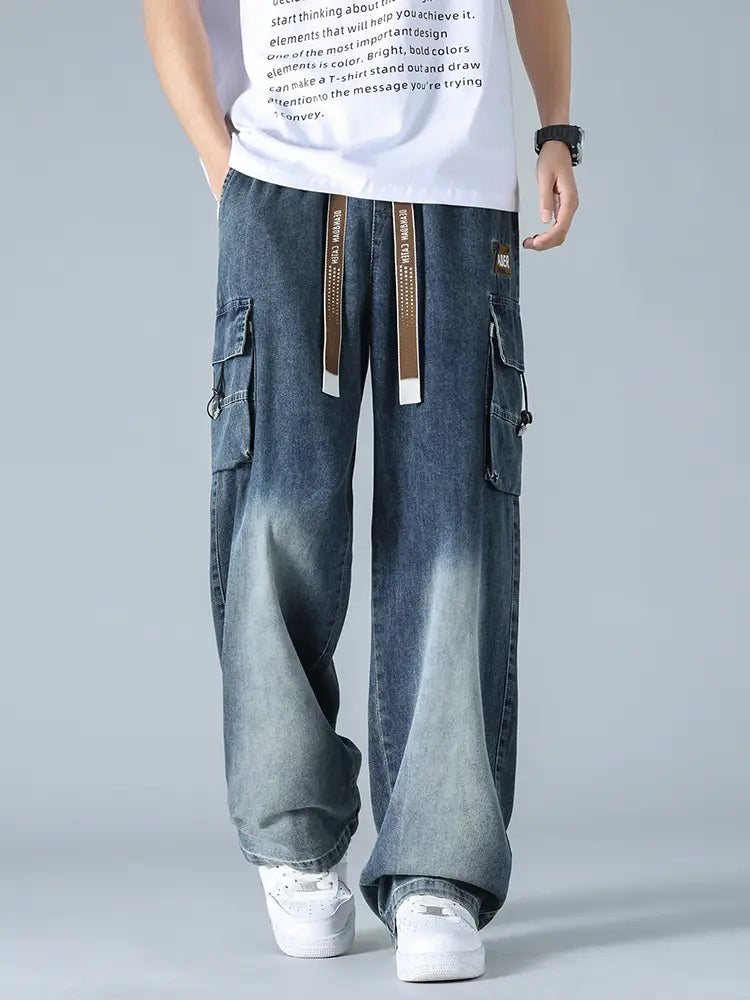 Jean cargo en denim ample pour homme, grande taille, en bleu délavé, avec taille à cordon marron et poches cargo.