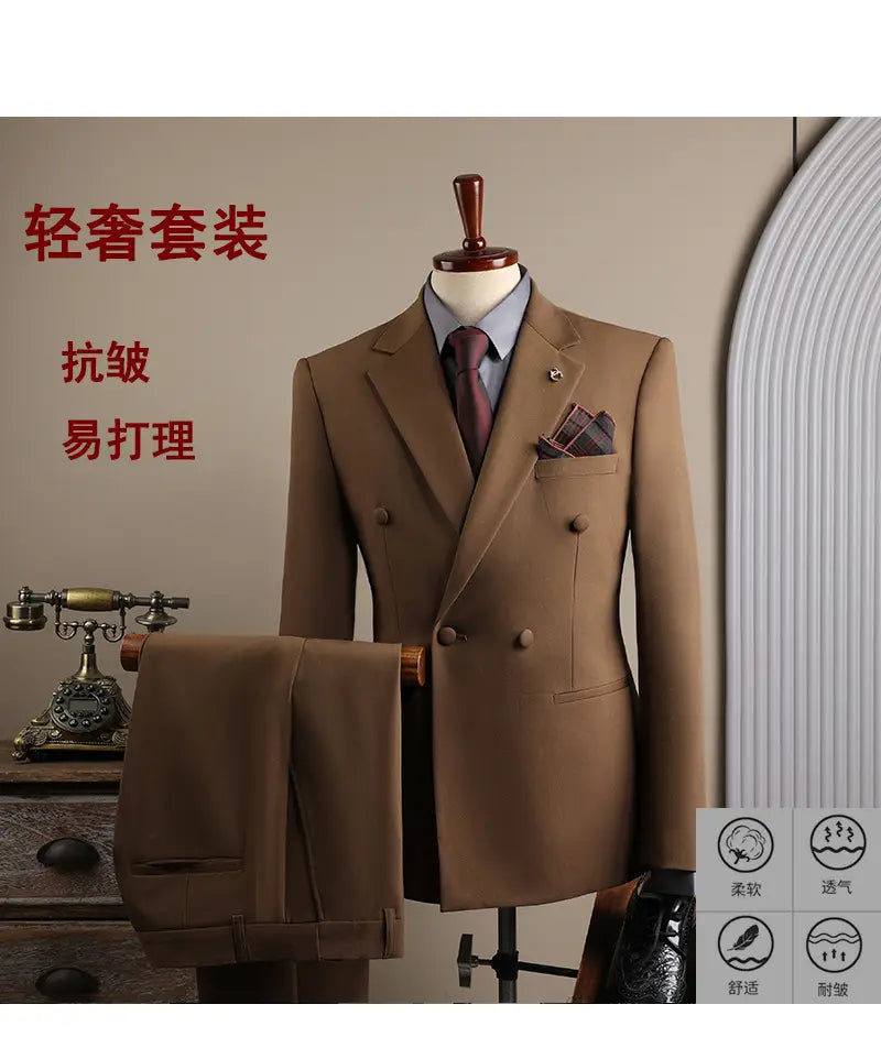 Costume d’affaires pour homme slim fit double boutonnage beige, tissu confectionné avec mesure et texture subtile, présenté sur un mannequin avec un pantalon assorti soigneusement plié à ses côtés, idéal pour les soirées décontractées et les occasions d’affaires en mode masculine.