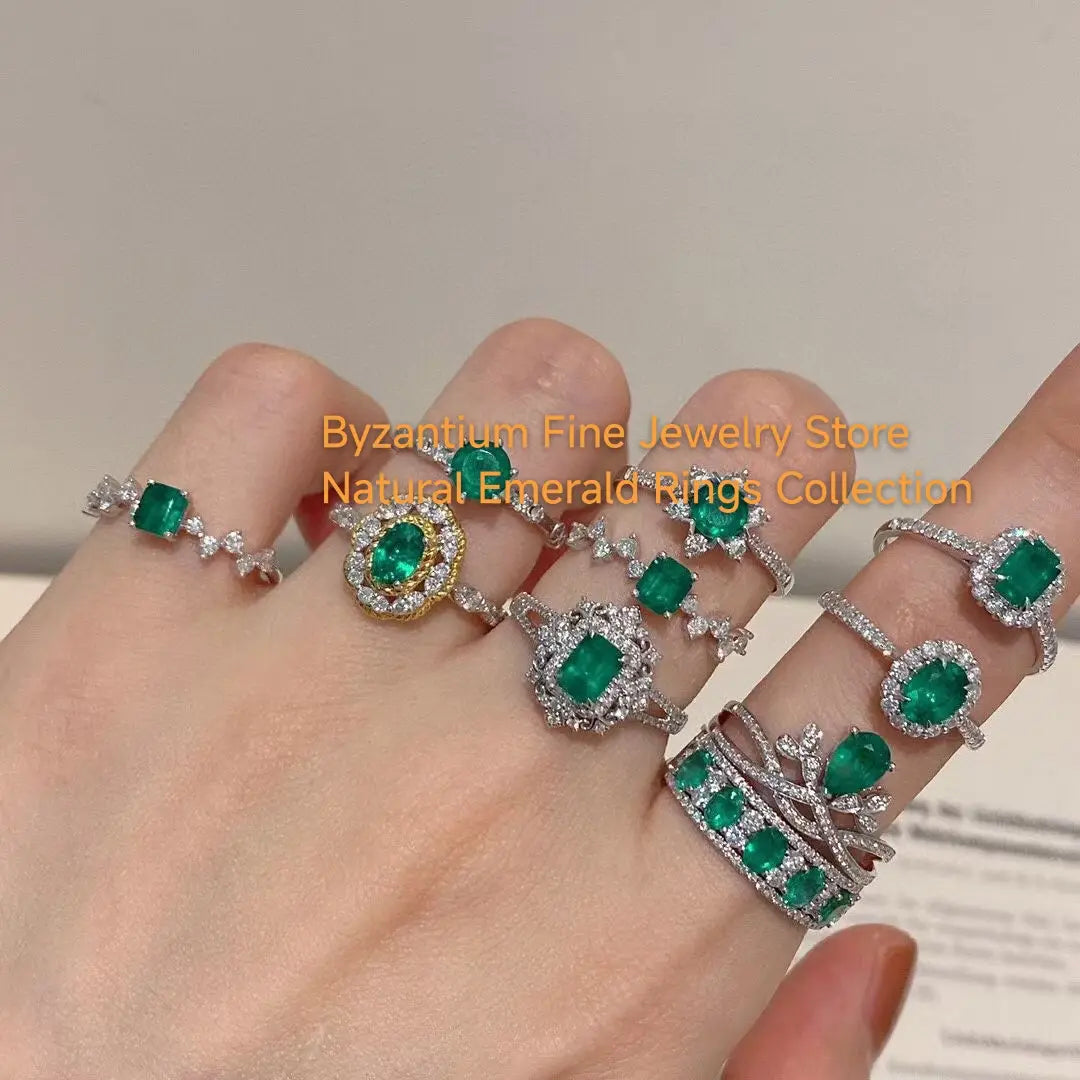 Eine Sammlung eleganter Smaragd-Ringe mit leuchtend grünen Steinen, in aufwendige Silber- und Goldbänder gefasst und mit funkelnden Diamanten verziert, neben Ohrringen mit silbernen Tropfenquasten in Gold-Vermeil.