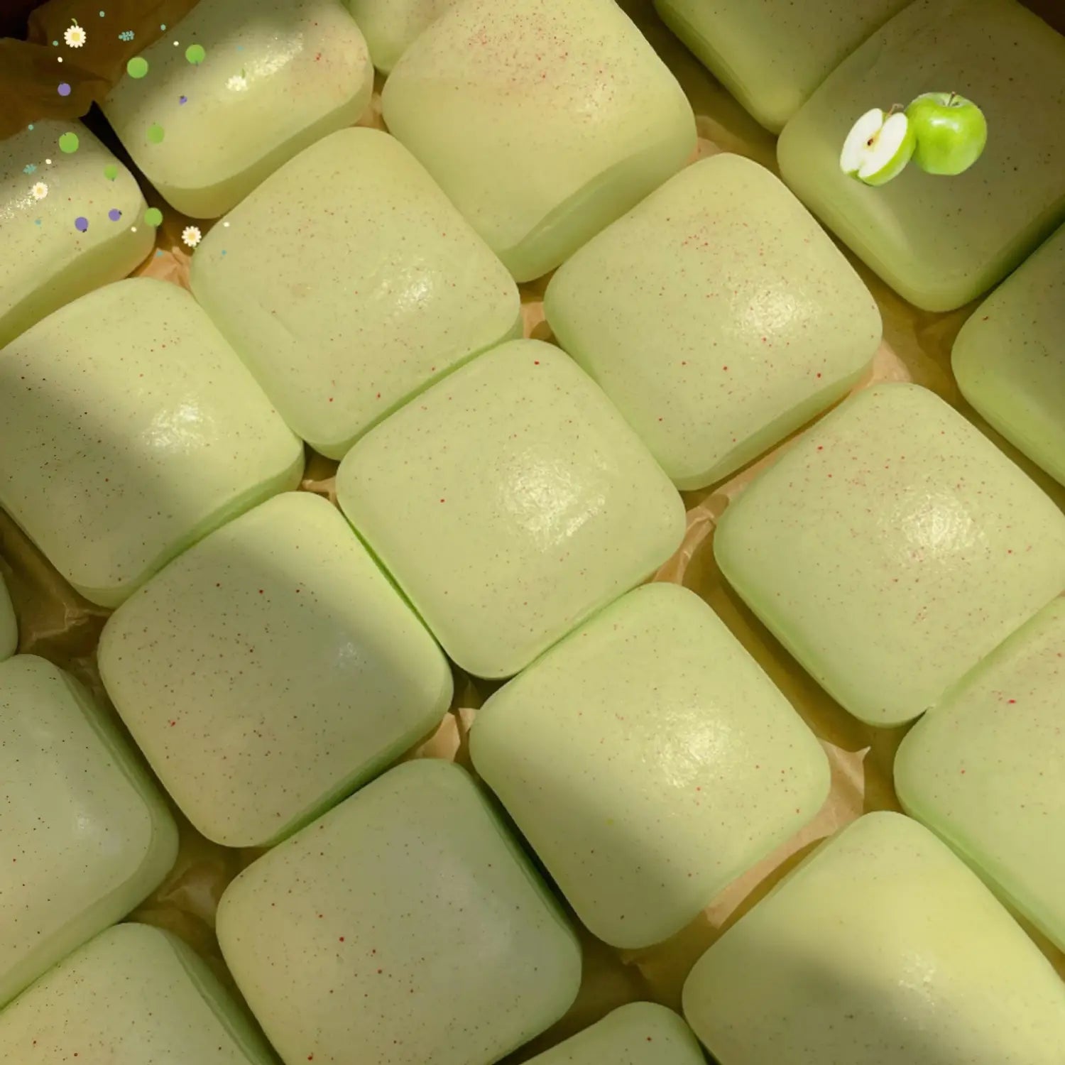 mini toast mini à dégagement lent, jouet sensoriel d’agitation, de forme carrée et vert clair, avec une texture mouchetée, présenté de face, selon un angle avant