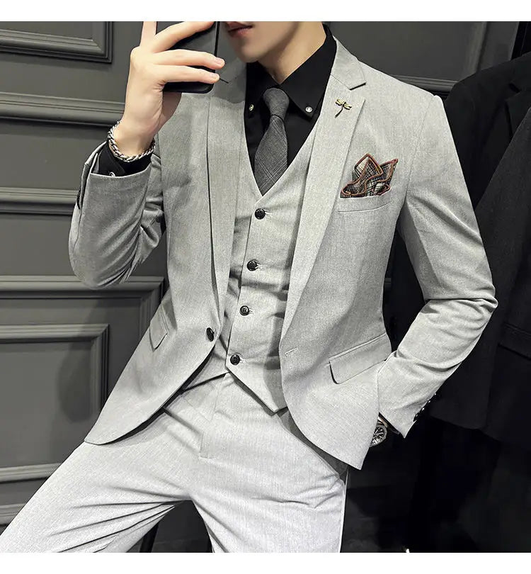 Ensemble de costume slim fit gris clair, taillé sur mesure, avec un tissage texturé subtil, comprenant un gilet assorti et 9 pantalons courts à la cheville avec un type de fermeture par boutons.