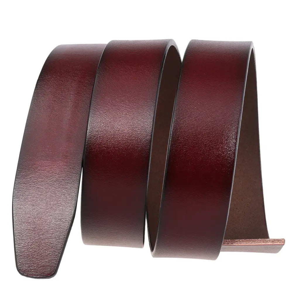 Une sangle de ceinture en cuir à cliquet pour homme, sans trous, 3,5 cm, en bordeaux riche, avec une surface lisse légèrement texturée et une extrémité de boucle en métal visible.
