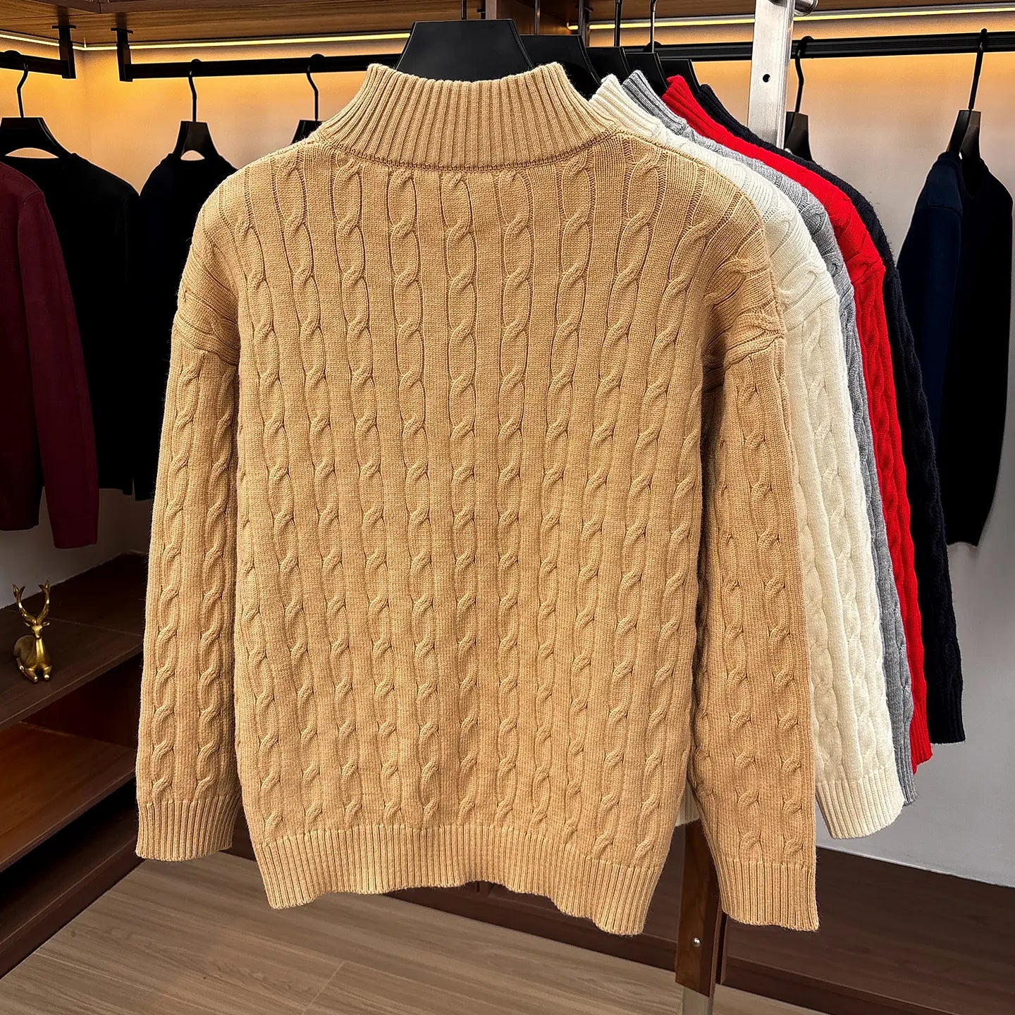 Herren-Designer-Turtleneck-Sweater aus beigem Zopfmusterstrick mit halbem Reißverschluss, mit einem strukturiert verwobenen Muster im Halbreißverschluss-Stil.
