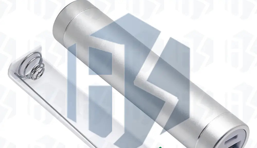 Silbernes zylindrisches DIY-Metall-Powerbank-Baukastenset mit USB-Ladegerät-Eingang 5 V, mit transparentem Gehäuse, das eine gewundene Feder im Inneren zeigt, sowie einem USB-Anschluss für Ausgang 5-V-Konnektivität