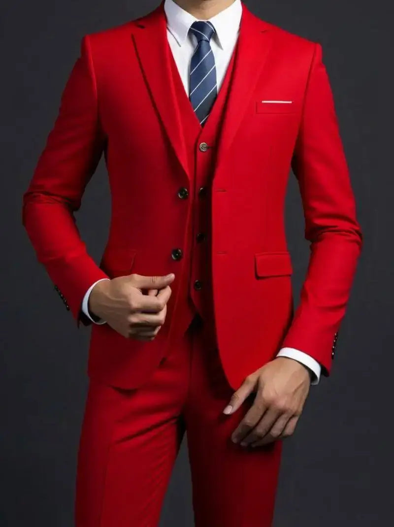 Un traje de tres piezas de hombre rojo intenso, con corte a medida, que presenta tipo de cierre de un solo pecho, chaleco y pantalones a juego en tejido liso para vestir formal.
