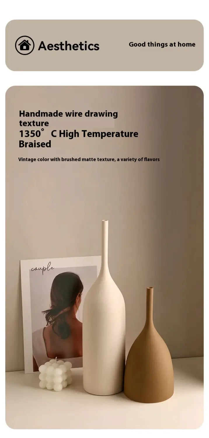 Jarrones de cerámica mate blancos con una textura elaborada a mano mediante alambre y formas alargadas y elegantes, en un conjunto de jarrones de cerámica minimalista para una decoración wabi sabi.