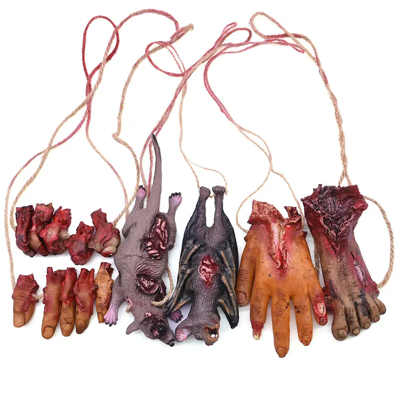 Lot d’accessoires réalistes de fausses parties du corps suspendues d’Halloween sanglantes comprenant des mains et des pieds sectionnés, avec des blessures atroces suspendues par de la ficelle pour une décoration effrayante.