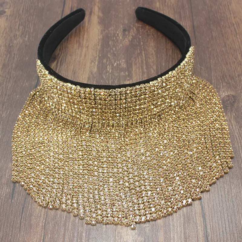 Bandeau en perles et strass orné d’une visière en strass doré scintillant avec une bande en velours noir, conçu comme un serre-tête en perles pour mariée élégant.