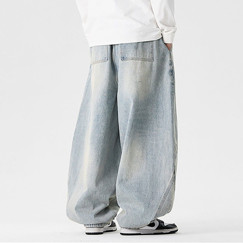 Des jeans japonais rétro à jambes larges pour hommes en grandes tailles en denim bleu clair, avec une coupe jambes larges décontractée et un léger effet délavé pour un style streetwear décontracté.