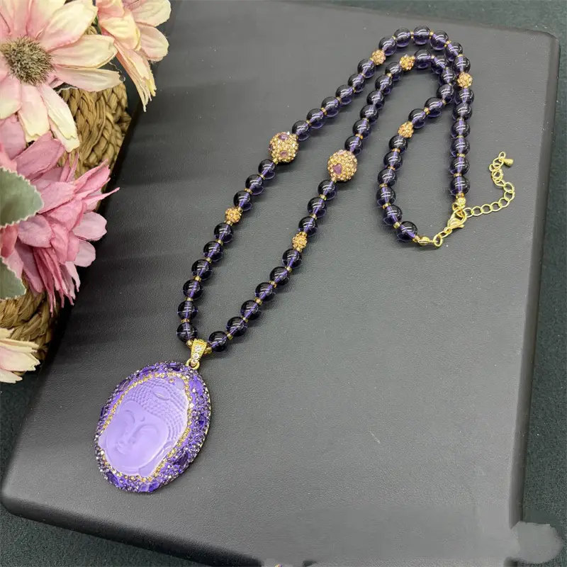 Collier de pendentif Bouddha élégant de couleur pourpre, avec chaîne à perles ornée de strass et accents ton or, conçu pour les groupes d’âge applicables et agrémenté d’une fermeture à pince en forme de sésame.