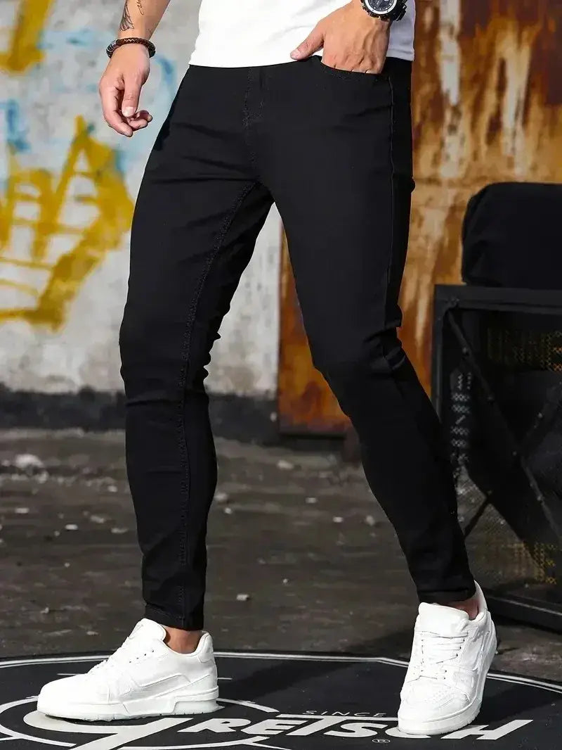Jeans en denim bleu foncé coupe slim pour homme en noir, coupe slim fuselée, réalisé en matière denim