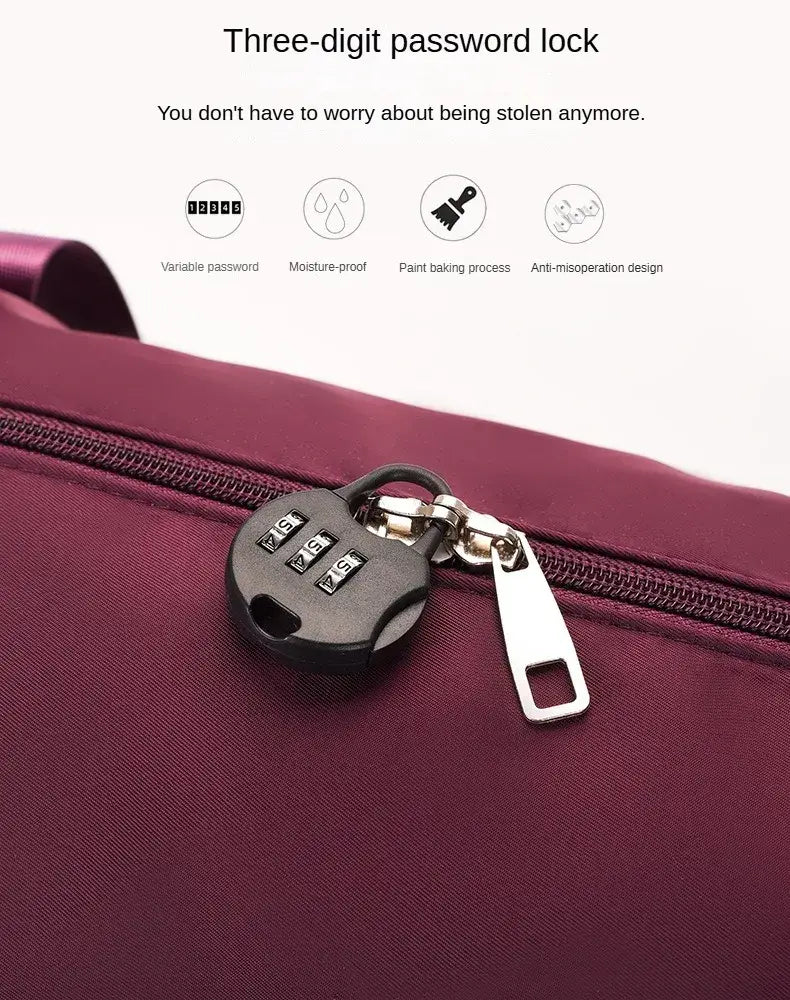Un cadenas à combinaison à trois chiffres noir avec un anneau de clé en métal argenté et une languette de traction, fixé à la fermeture éclair en tissu bordeaux du sac duffel roulant à grande capacité, conçu comme sac à dos de voyage