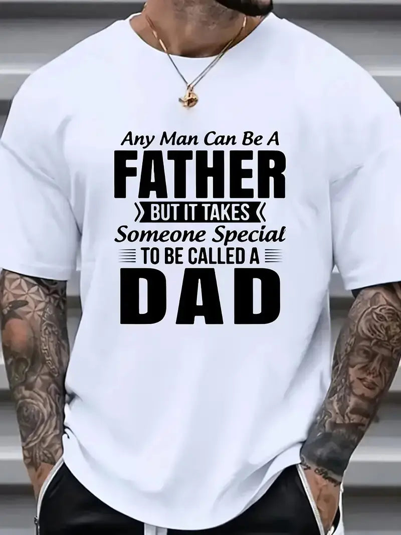 「any man can be a father but it takes someone special to be called a dad（父となるのに特別な人は必要ですが、誰でも父になり得る）」と書かれた黒文字の、白のコットンメンズ向けグラフィックプリント半袖Tシャツ。