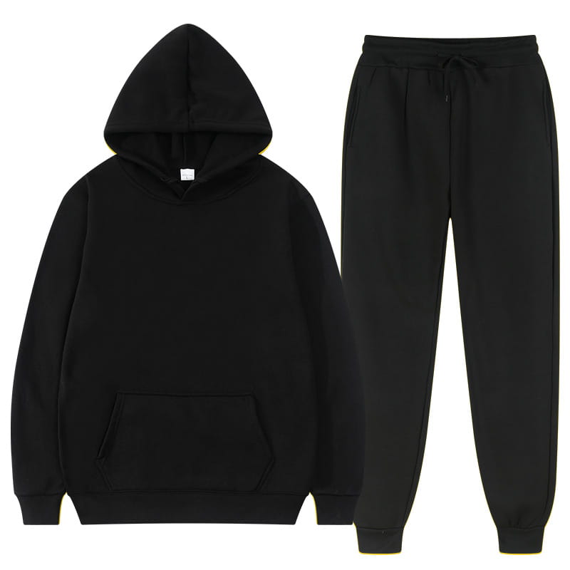 Ensemble décontracté sweat à capuche et jogging en molleton pour homme, noir, avec une bordure jaune discrète aux poignets, à l’ourlet et au cordon de serrage, fabriqué dans un matériau doux en molleton.