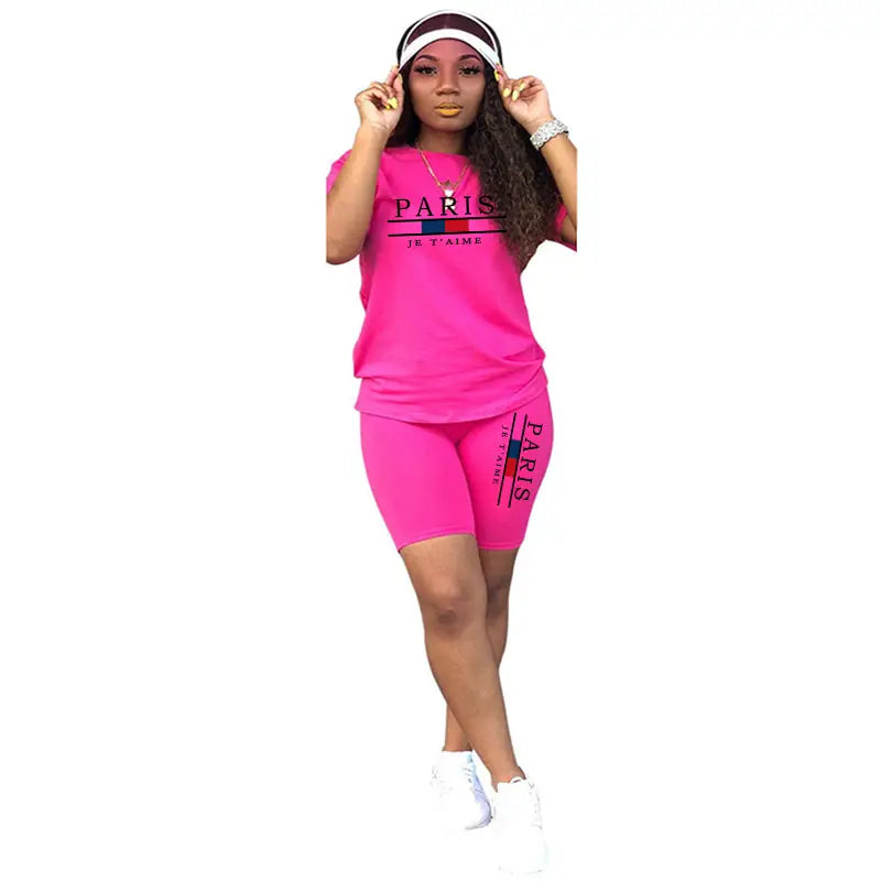 Ensemble deux pièces pour femmes rose vif : haut à enfiler avec fermeture et short, comprenant un visuel « Paris je taime » sur le haut, conçu pour les vêtements de sport.