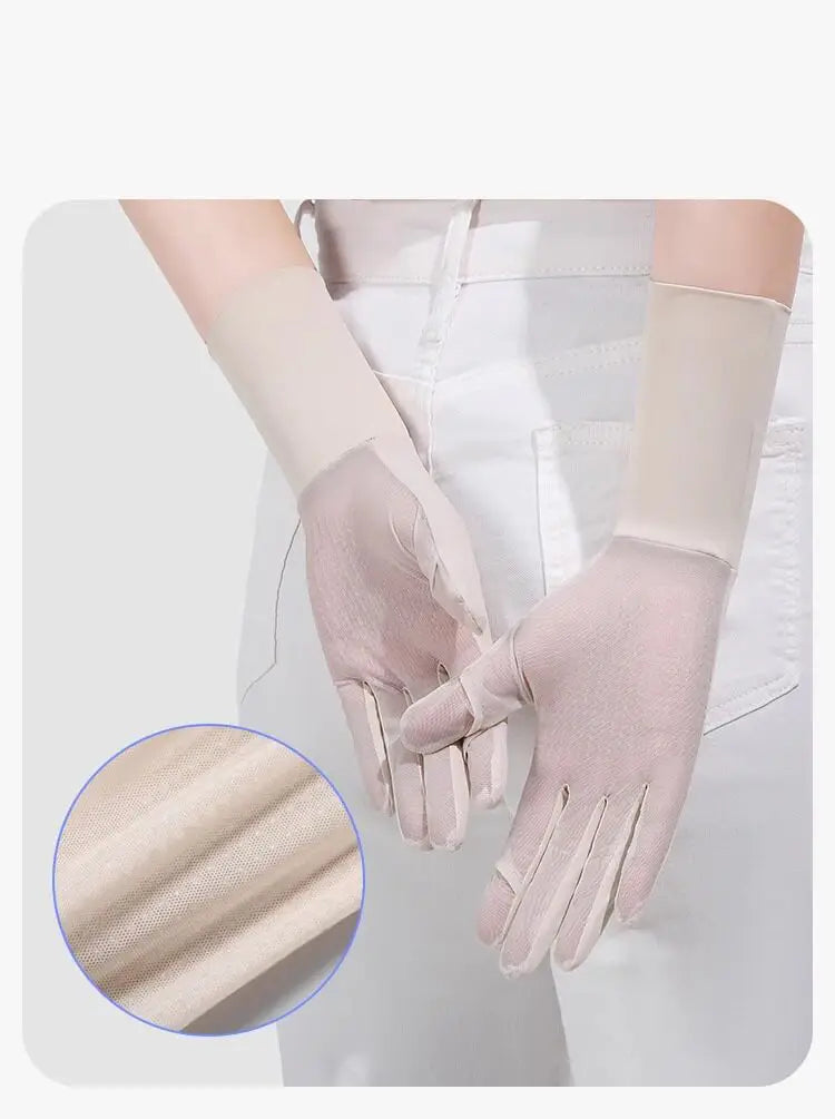 Gants de cyclisme pour femmes de couleur beige, en tulle ajouré assurant une protection contre les UV, avec un tissu léger et lisse et un design sans doigts, affichés depuis le côté arrière.