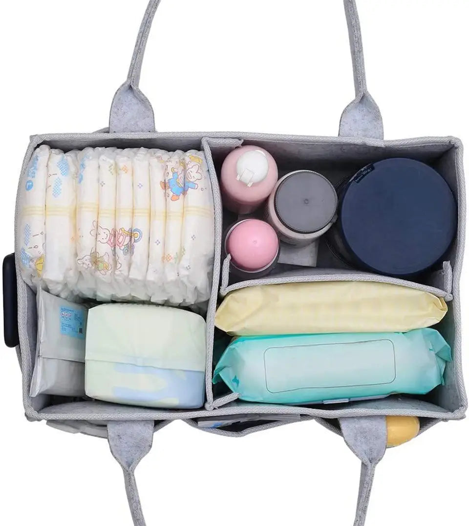 Grand sac organisateur en feutre gris pour couches, avec des compartiments divisés contenant les fournitures pour bébé.