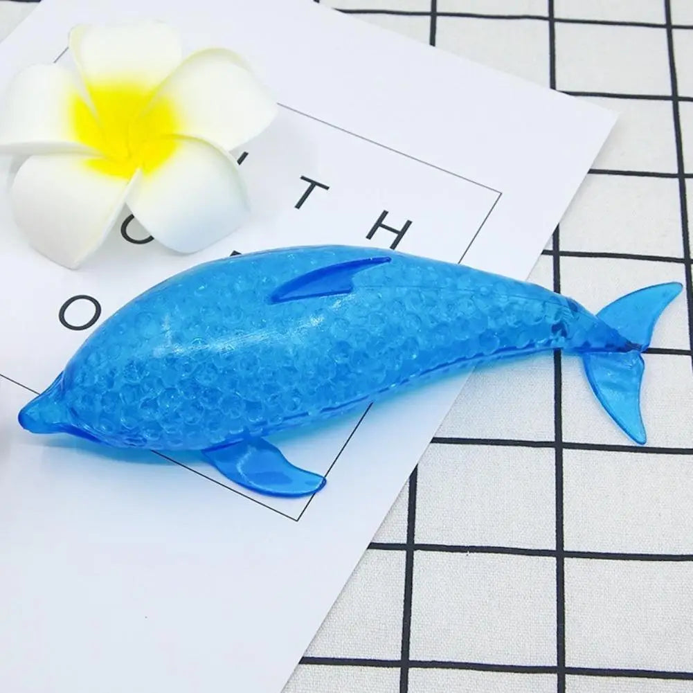 un jouet de soulagement du stress dauphin requin bleu translucide, doté d’une surface bosselée texturée, conçu comme un produit de soulagement du stress et d’attention sensorielle.