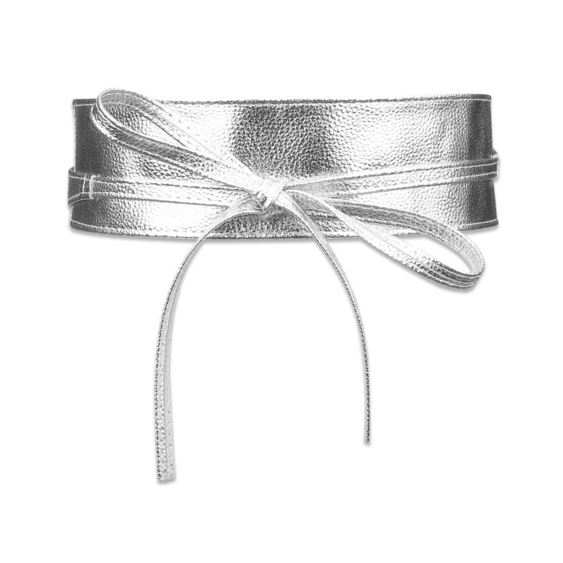 Ceinture large en cuir à nœud papillon noué pour femmes en argenté métallisé, avec une finition en cuir texturé à grain et un nœud noué au centre.