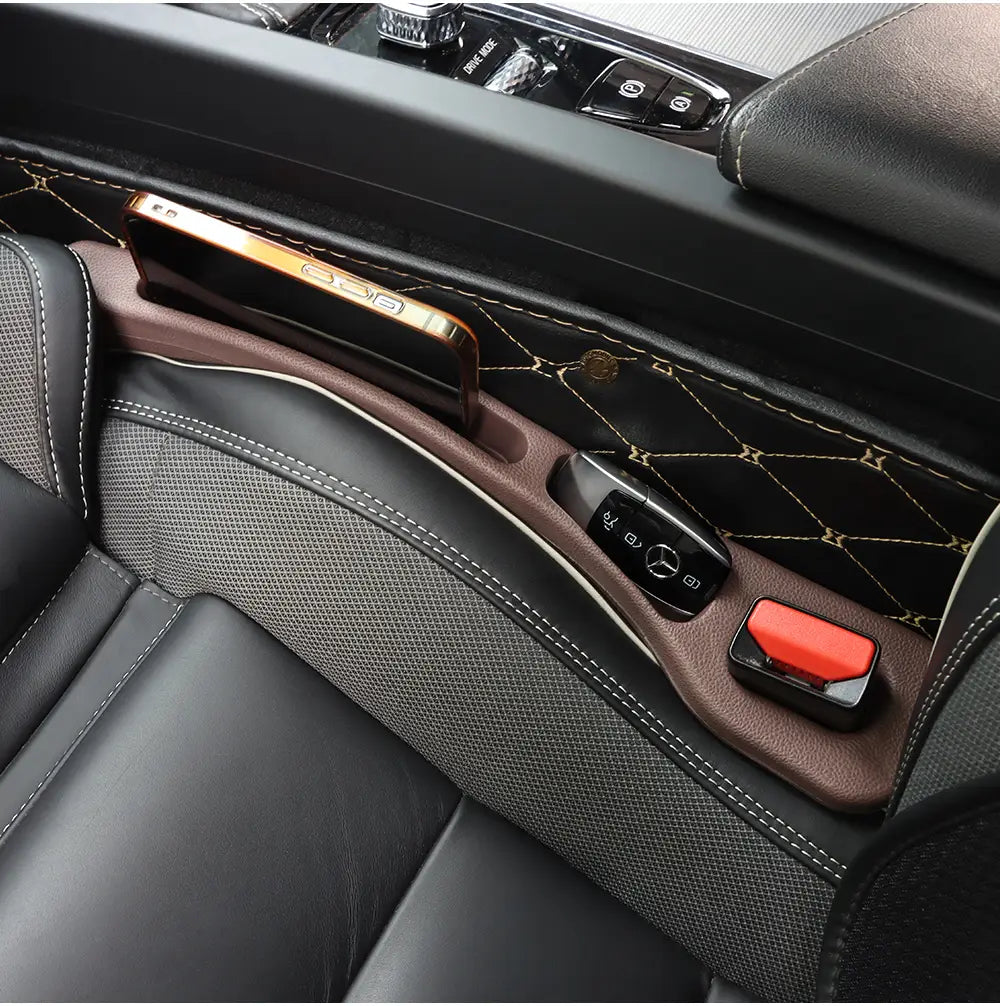 Organisateur de panneau de porte en cuir marron, avec surpiqûres dorées et support de téléphone intégré, conçu comme comblement d’interstice de siège pour la classe AMG GLC de Mercedes-Benz