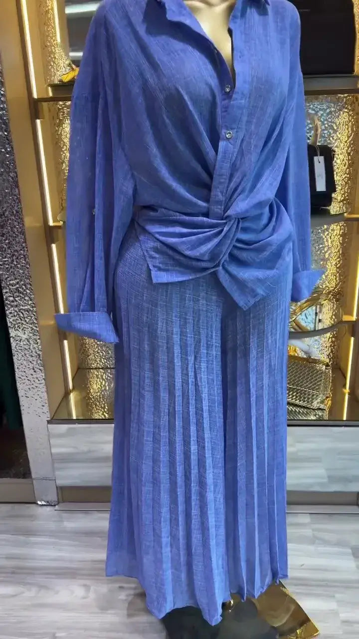 Damen-Set mit Faltenrockhose im weitem Bein, bestehend aus einem blauen Leinenhemd mit Knopfverschluss, gebundener Taille und passendem Faltenrock.