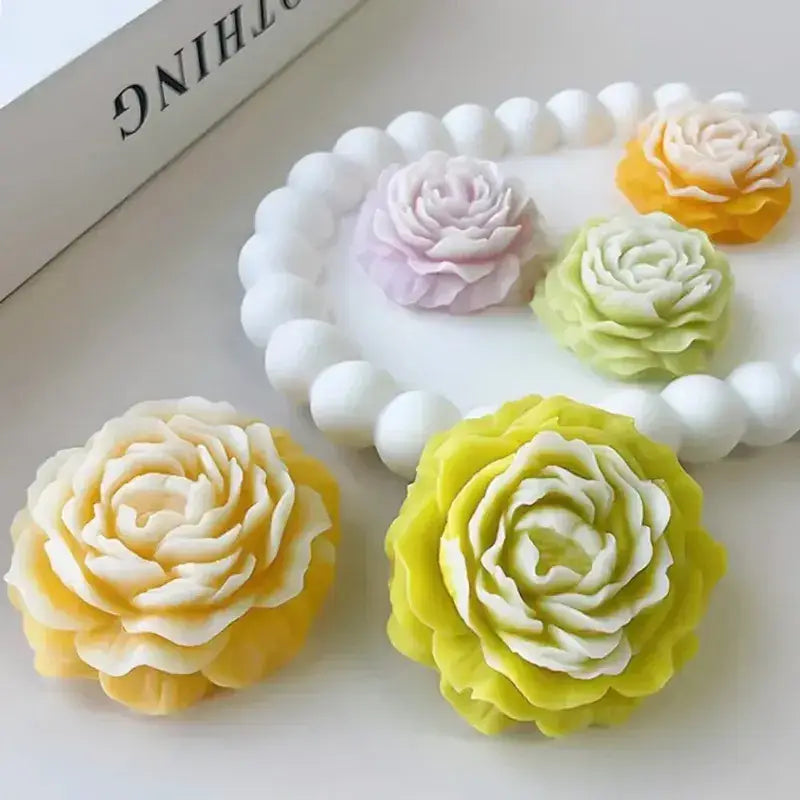 savons en forme de roses aux couleurs pastel, avec des pétales superposés dans des tons jaune-vert et rose doux, réalisés à l’aide de l’outil DIY en résine pour savon floral, moule en silicone pour bougie de pivoine