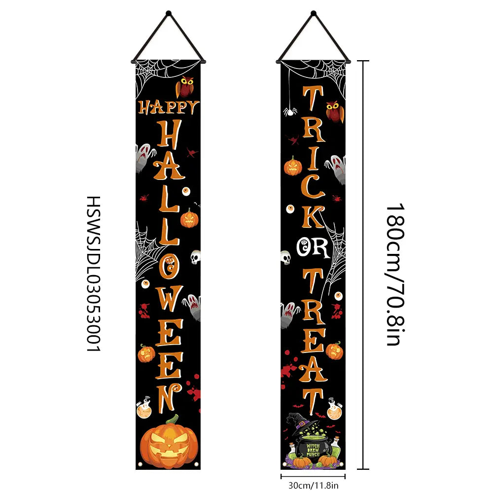 bannière d’accueil d’Halloween, panneau vertical pour porche, avec fond noir, inscription orange et illustrations de citrouilles, d’hiboux, d’araignées et de fantômes.