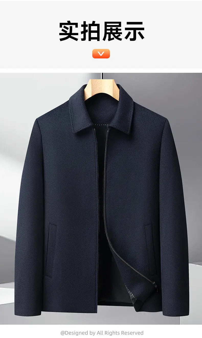 Blazer para hombre en azul marino oscuro con mezcla de lana, cuello solapado y cierre frontal con cremallera, presentado como un abrigo de invierno con cierre de cremallera para hombre de 100% lana.
