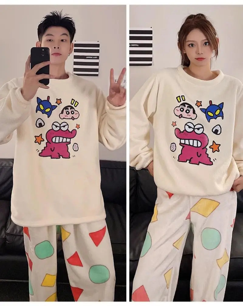 Conjunto de pijamas de pareja de algodón tipo felpa de Shin Chan en vellón coral color crema, con estampado de un personaje de dibujos animados en la parte superior y formas geométricas coloridas en los pantalones para ropa de estar en casa cómoda; póngase en contacto con el servicio de atención al cliente para recibir asistencia.