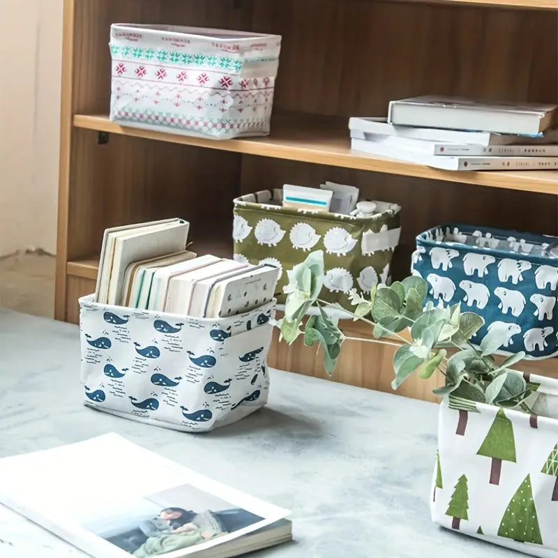 Panier de rangement pliable en tissu blanc avec motif de baleine bleu marine, conçu comme une boîte de rangement polyvalente.