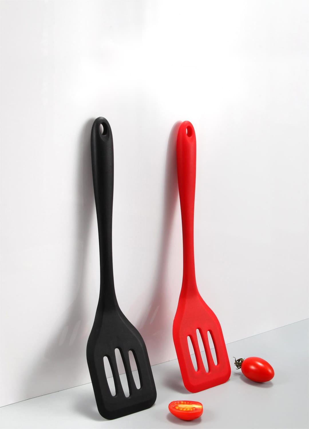 Küchenwender-Set aus Silikon mit schwarzen und roten Silikonspateln mit eleganter, moderner Gestaltung.