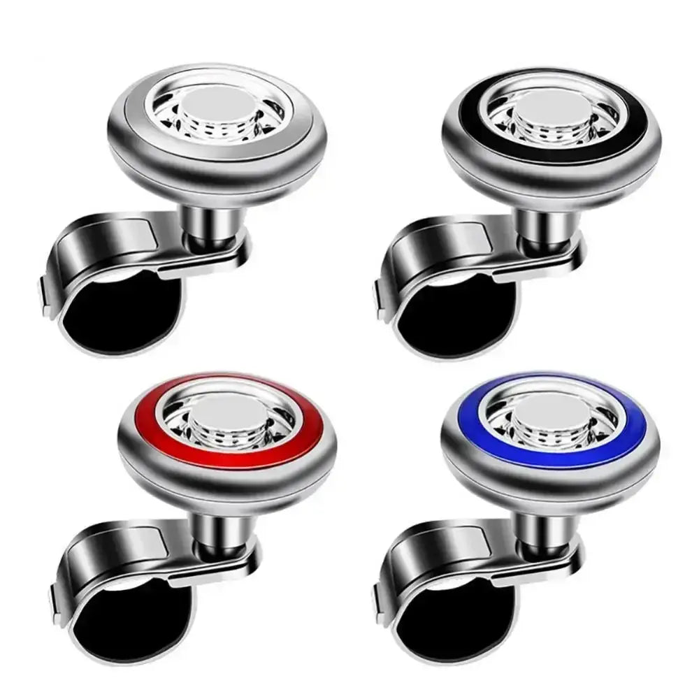 Gira-volante plateado y negro con anillos de acento rojo y azul, que presenta rotación de 360 grados y ajuste universal para automóviles.